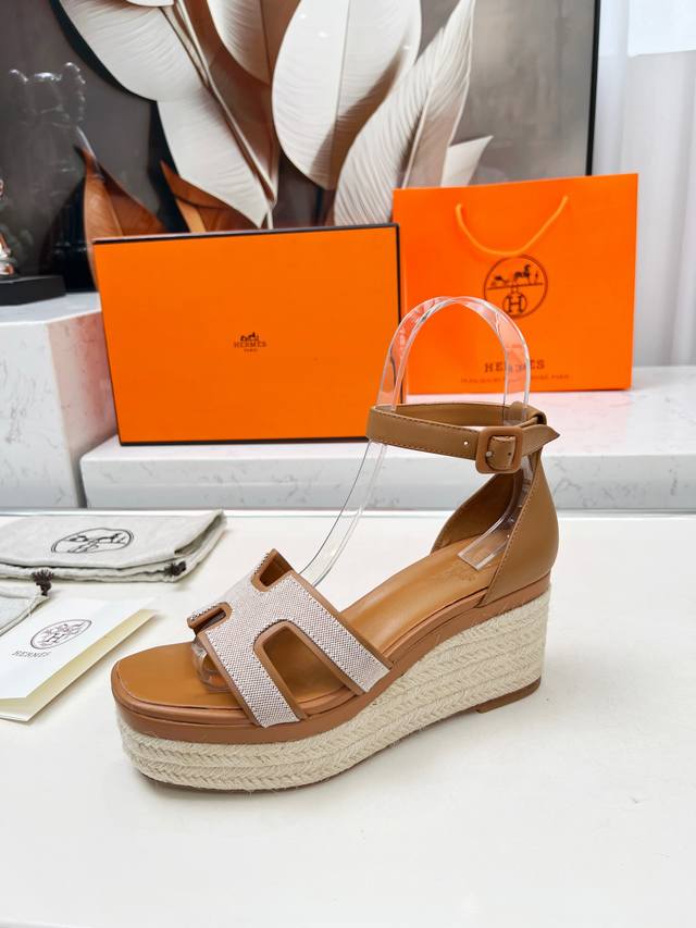 Top version Sain*Laurent 2025 new spring and summer wedge sandals! How can you m