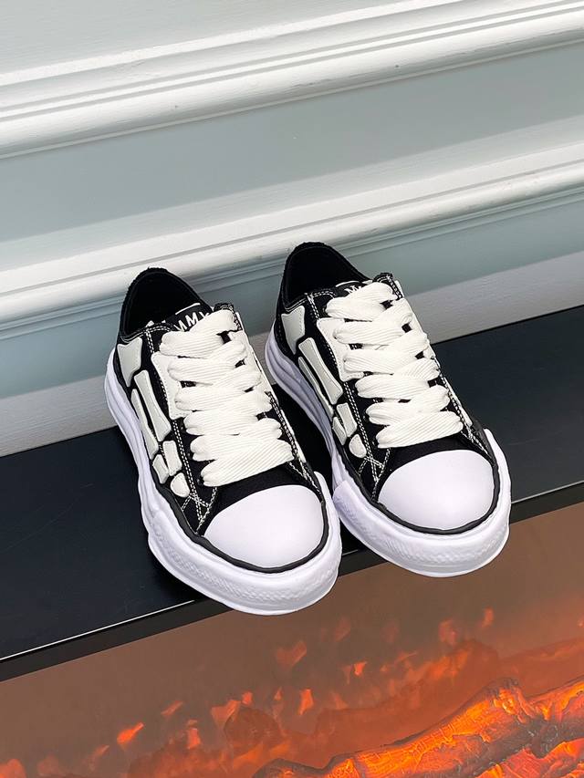 Price: Miumiu casual white shoes are so beautiful! Made of soft leather, they ar