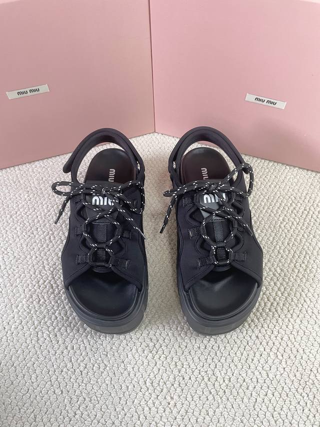 Price: Chanel 2025 top-level casual sports shoes This classic design; the upper