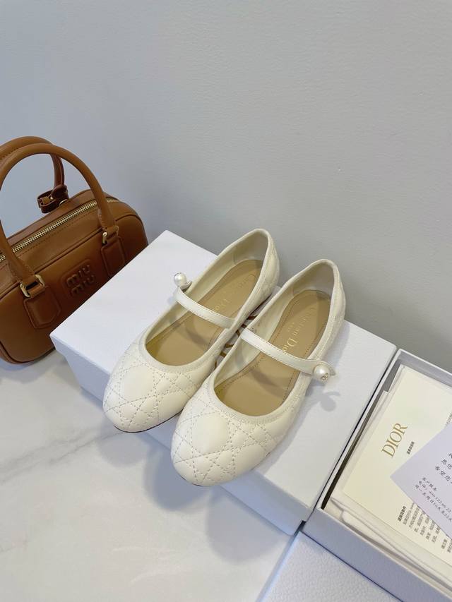 Price: Love Moschino classic style, cowhide surface, sheepskin lining, 35-43, 8