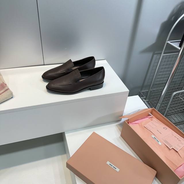 Price: Men +10 Celine Block Triomphe sneakers Block Triomphe cowhide wedge heel