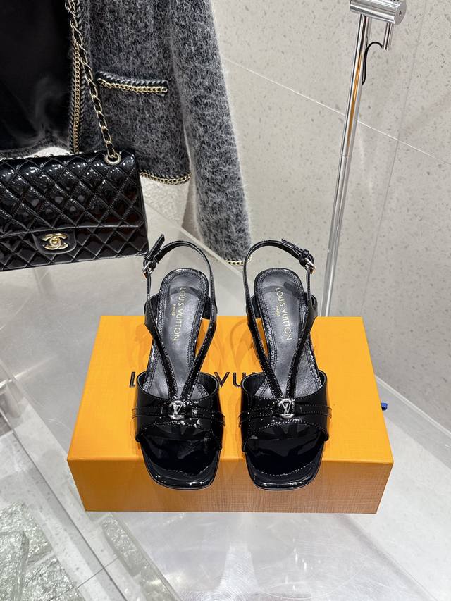 Celine's new 2025 spring and summer Arc de Triomphe logo lace-up is simple, comf