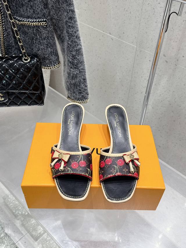 Miumi* Spring and Summer new flat lambskin sandals and slippers top version Z de