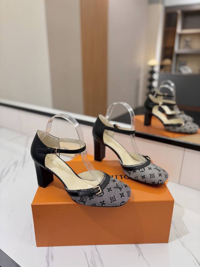 Louis Vuitton spring and summer new slippers are on sale, 1:1 high-end customiza