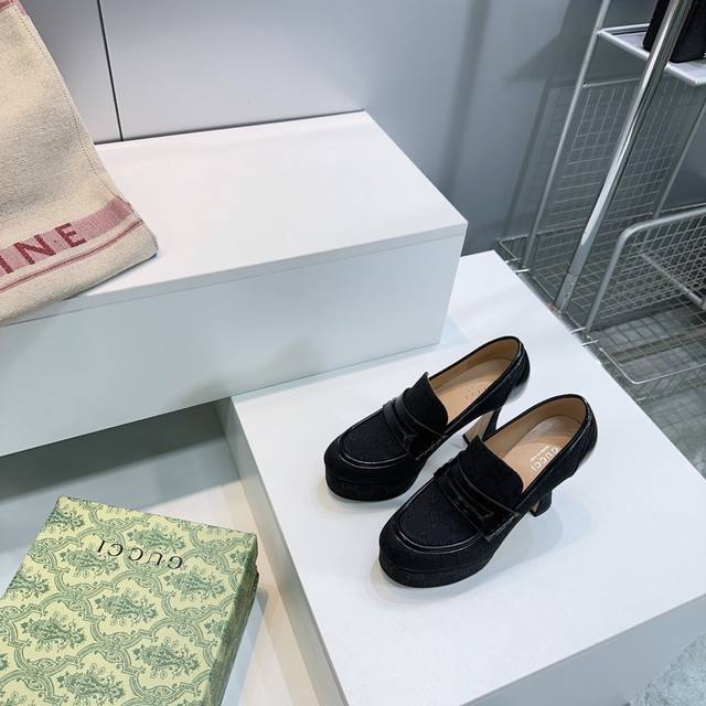 Louis Vuitton's new spring and summer slippers are on sale now. 1:1 high-end cus