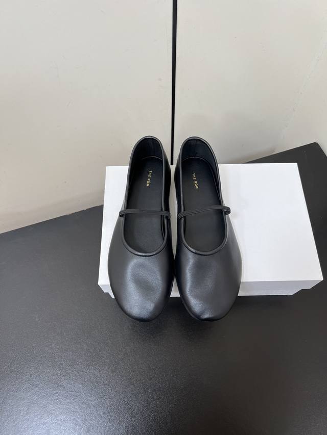 Valentino 25th season new layout update Size 35-42 Price P Rubber sole Leather s