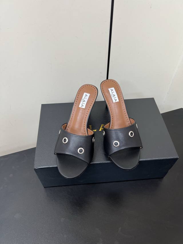 Chanel's new spring and summer flip-flops The lambskin material is delicate and