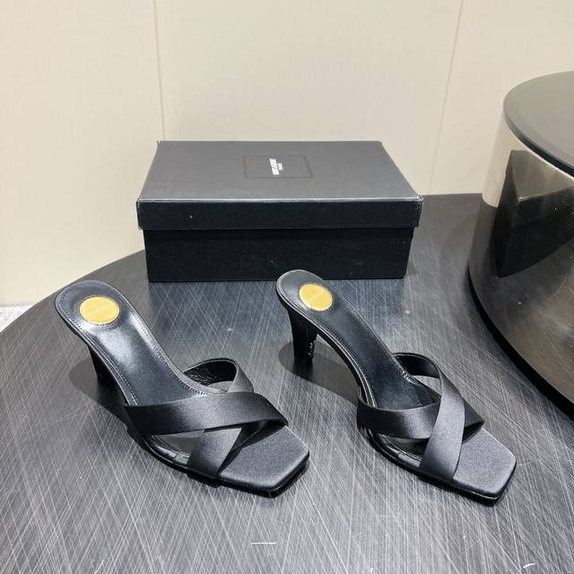 Chanel 25S thick-soled pearl bow white shoes, casual half-slippers, the same sty