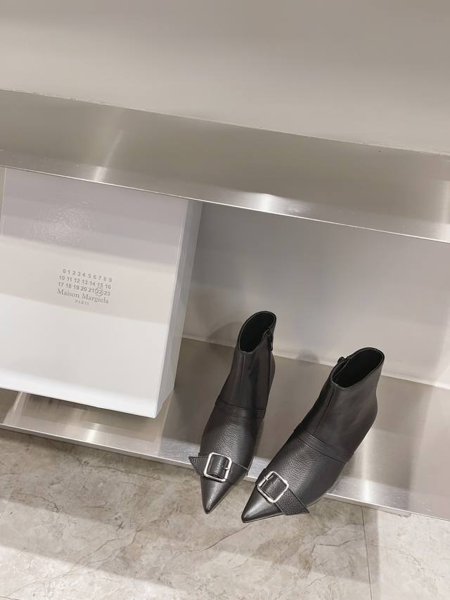 Saint Laurent, the latest series of counters, perfect details, very eye-catching