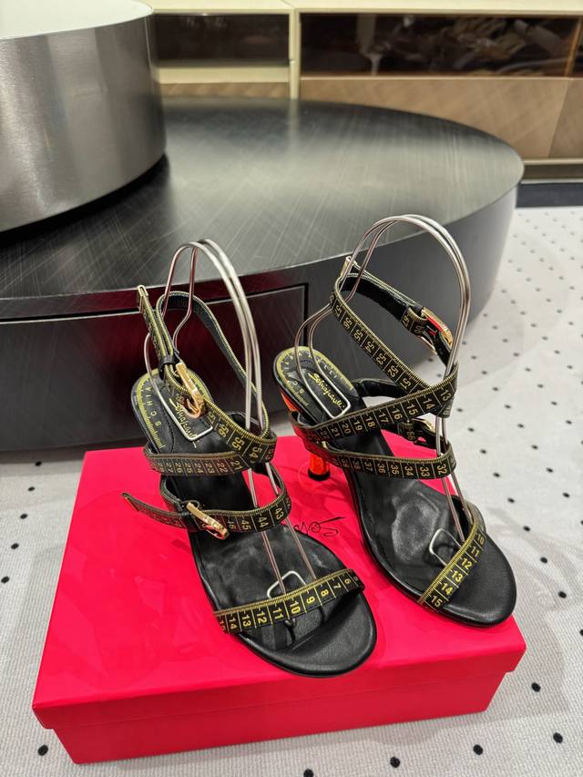 Louis Vuitton Maya Flatform Sandals This Maya Flatform sandal is made of smooth
