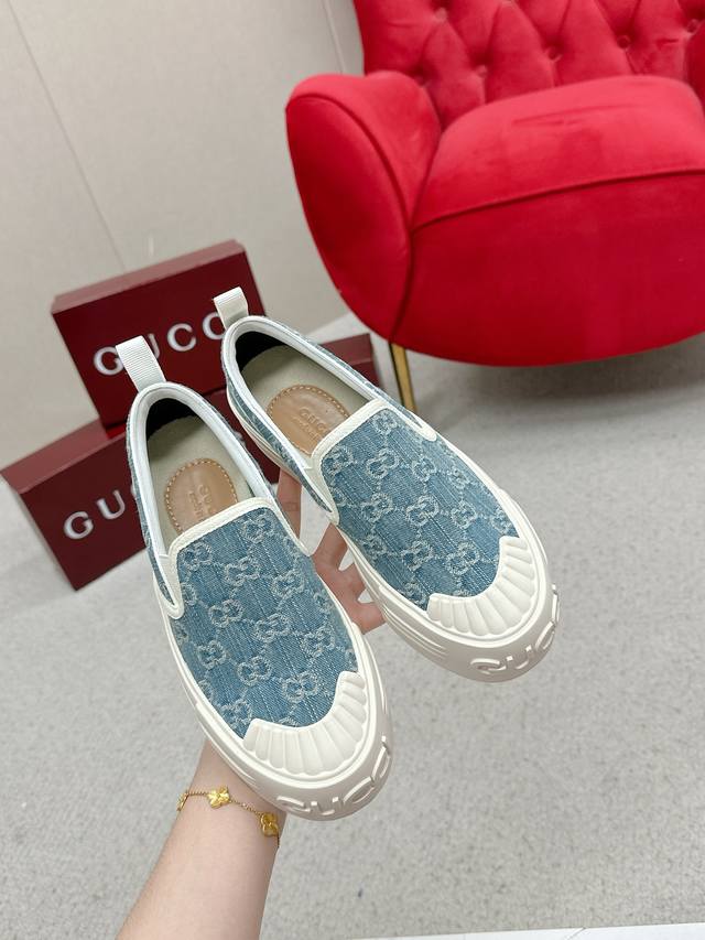 25Ss Valentino latest slippers. Heel height 3cm. Size 35-42. Rubber. Leather +30