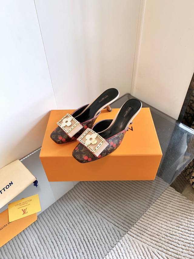 Couple's top version Valentino 24 Upvillage couple's casual sports shoes Profess
