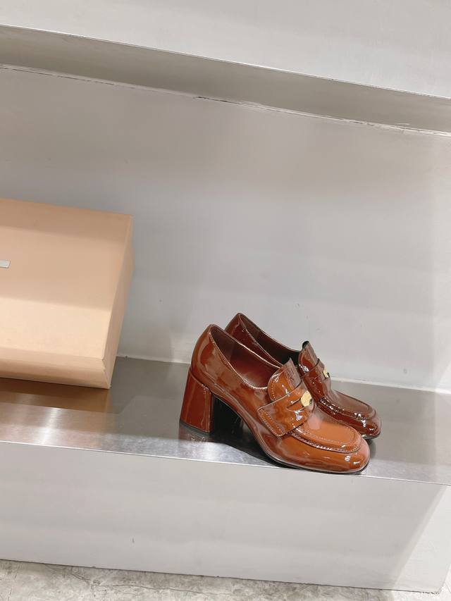 Valentino counter synchronous electric embroidery ribbon Zhang Yixing same style