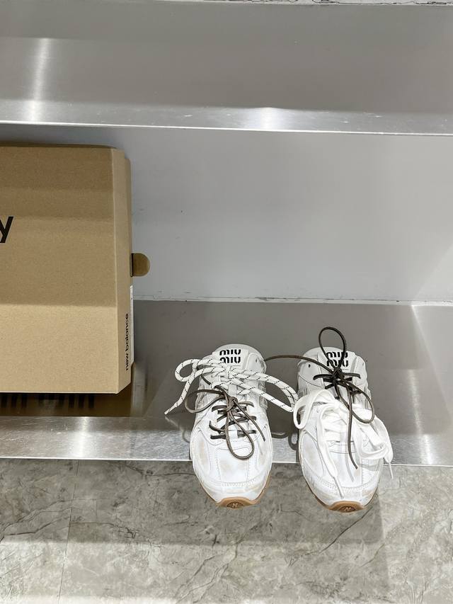 buckleless strap Loewe's new second-generation Ballet Runner 2.0 for couples has
