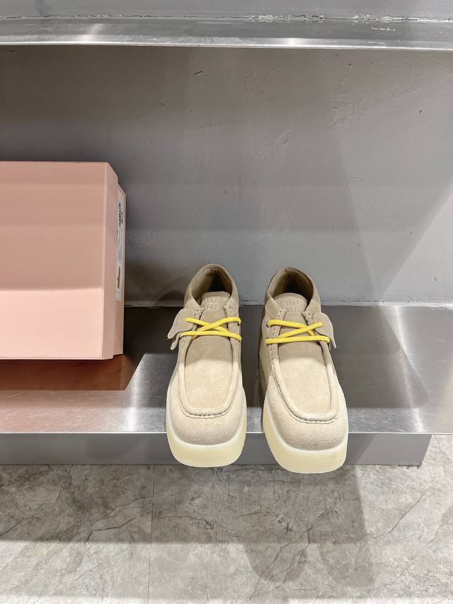 Prada's new spring and summer triangle buckle Velcro slippers are available. The