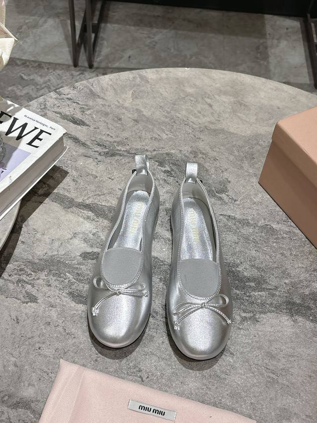 Valentino, 25 new spring and summer Valentino color matching flat slippers, size