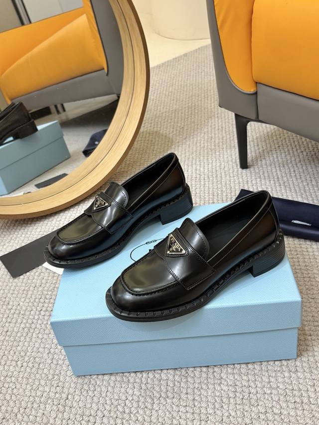 Sandals Simple slippers are not simple Low-key H slippers look good on your feet