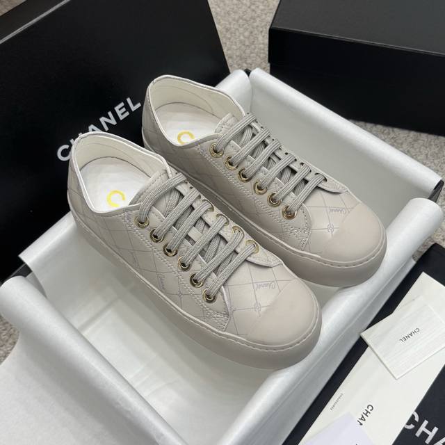 Dior's latest 25 spring and summer embroidered slippers are recommended by many