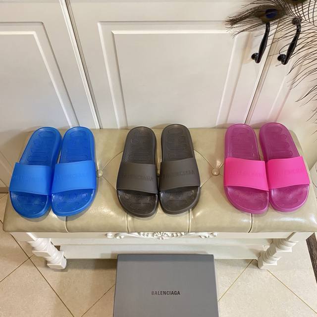 Fendi's latest hit flat slippers, with knotted laces, gold-finished metal parts,