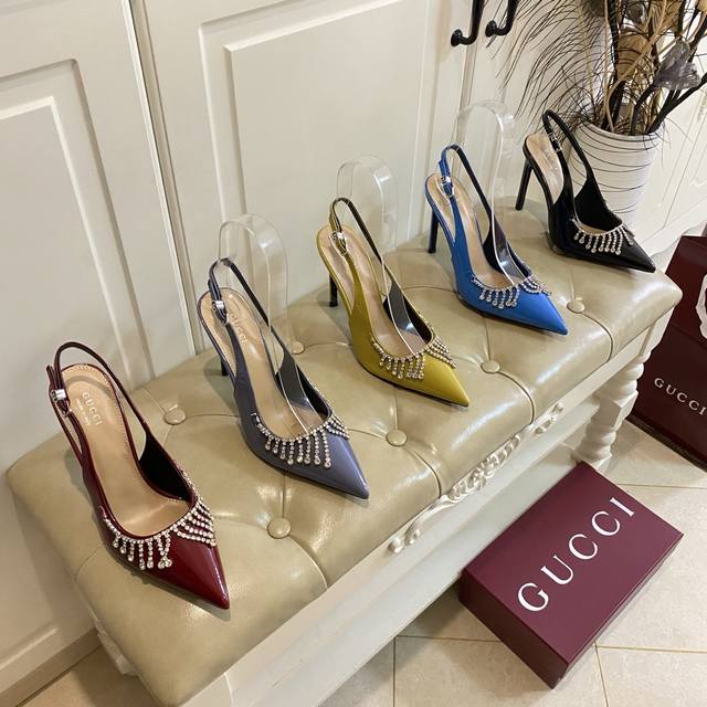 Fendi's latest hit wide-strap flat slippers, decorated with front mesh straps an