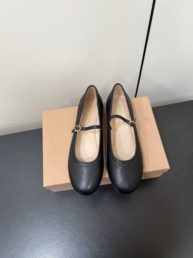 2025Lanvin's latest winter catwalk model Curb series casual sports shoes, the of