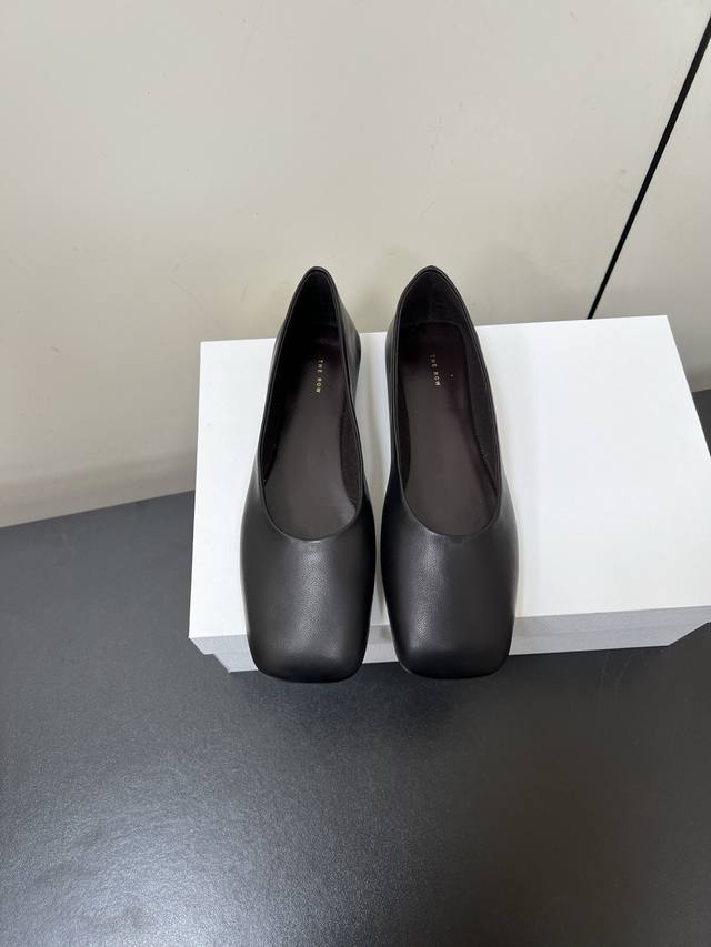 Miu Miu coin retro slippers The gold coin loafers that are very popular recently