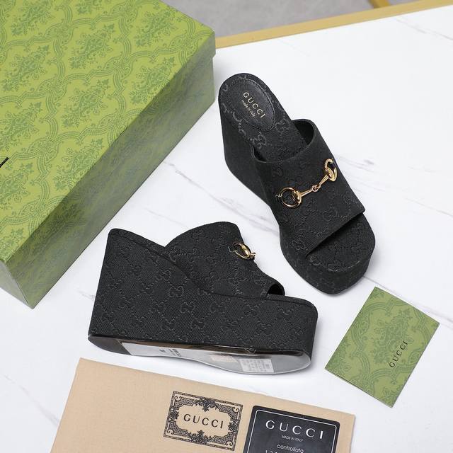 Balenciaga's latest couples series; dad shoes, sneakers Through details such as