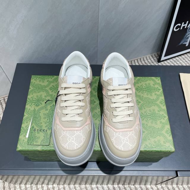 The latest three-color Prada pig cage shoes, sawtooth Roman braided thick-soled