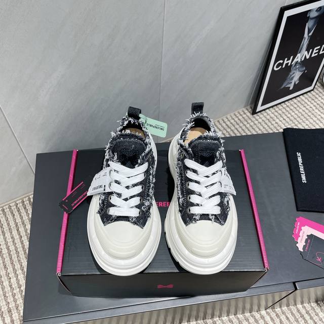 Prada 25Ss new casual sports shoes are finely crafted, with even stitching, leat