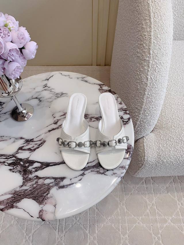 When breathable mesh meets fashionable leather, Miu Miu half-slip sneakers are t