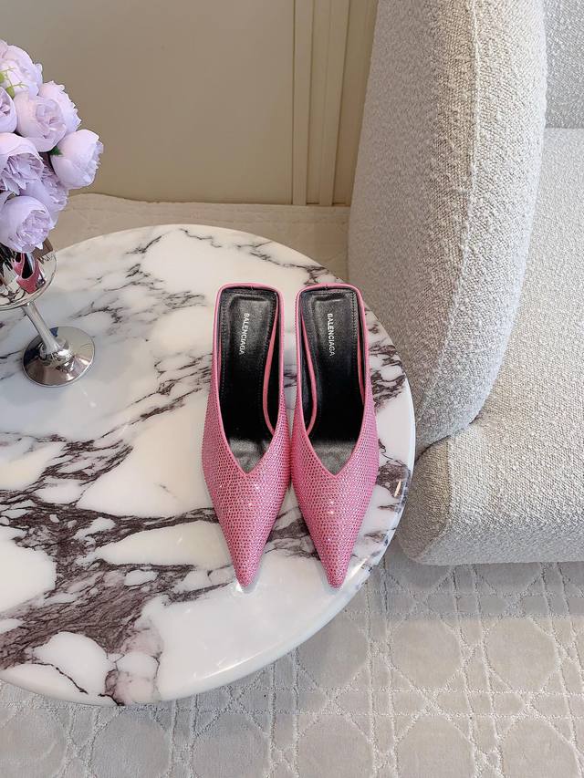 Fashion doesn't need to be ostentatious, it blooms freely and casually. Miu Miu