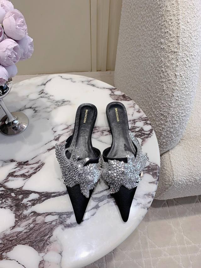 The Dior Ballet Flat is a new addition to the Cruise 2025 collection, reinterpre