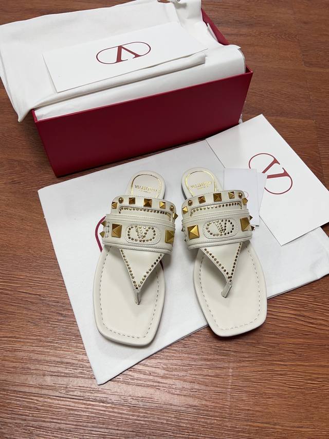 H612 High version The B30 low-top sneaker is one of the flagship styles of the s