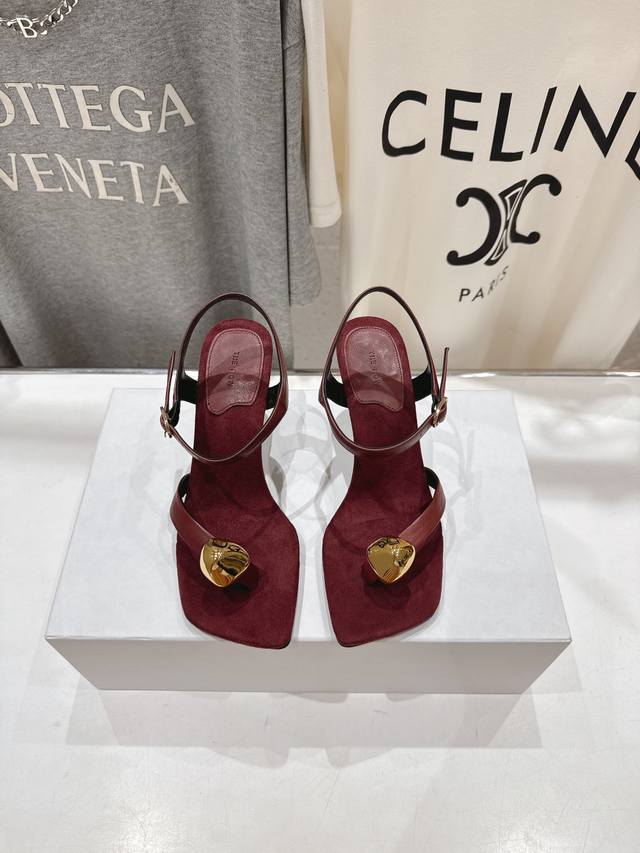 Classic H-slippers, a must-have style every summer! One of the must-have items o