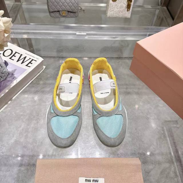 Alaia catwalk style ballet flats! sweet and cool ballet style, a very popular ba