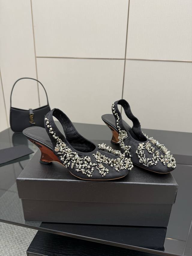Valentino new Mary Jane ballet shoes Michele series. The contrasting color desig
