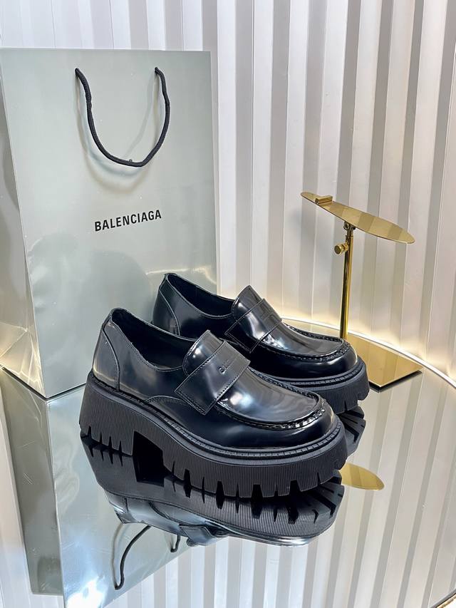 Alaia Alaia's slippers are so comfortable! The new fishnet thong sandals are sof