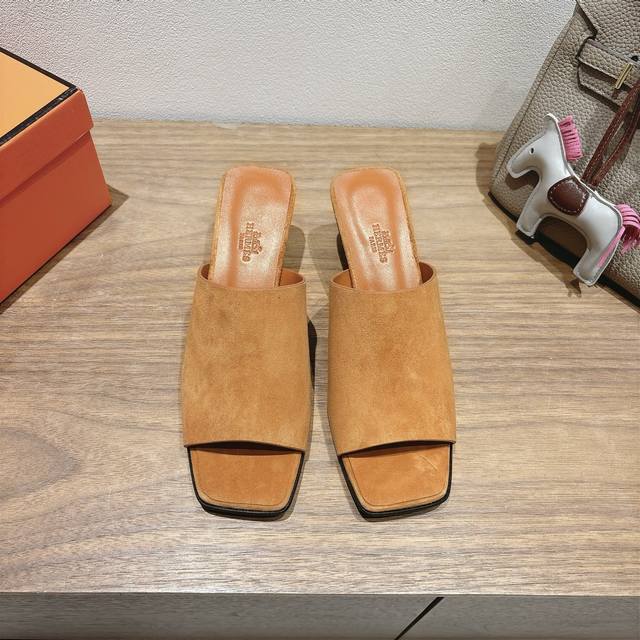 Chanel 25th summer new small Chanel camellia thick heel sandals Heel height: 5.5