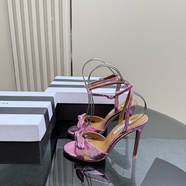 Guccl's new high-heeled sandals are meticulously crafted in every detail, with a