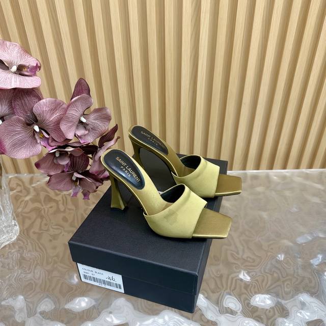 Price: Celine's new Huntington loafers for autumn and winter are on sale now. Th