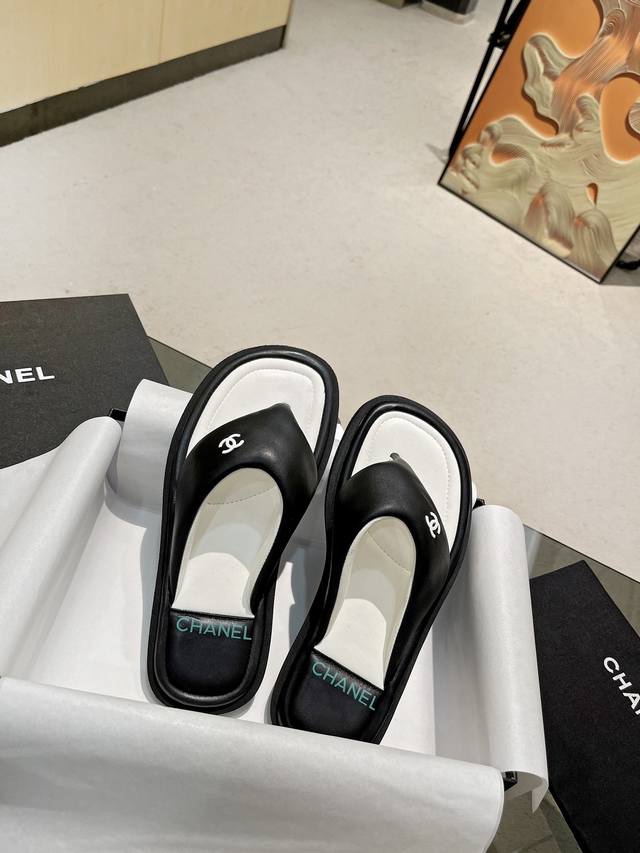 Toteme 25Ss summer new minimalist square toe cross strap flat sandals presents a