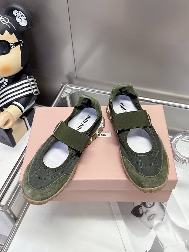 Celine's latest spring and summer Racer series Gump shoes are popular with many