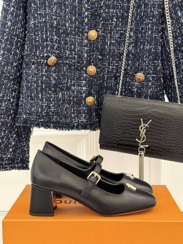 Factory price Roger Vivier RV classic Rhinestone buckle Mary Jane shoes Exquisit