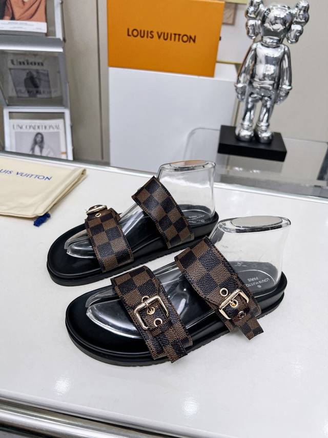 Men's, Burberry's popular casual sneakers, first appeared in the brand's 2025 su