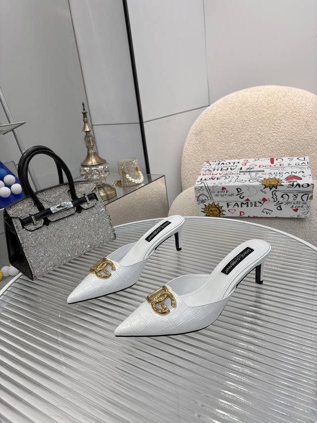 Miumiu new spring cowhide slippers Miumiu flat-soled micro-logo sandals are simp
