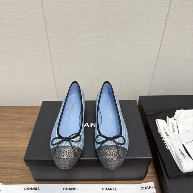 Simone Rocha x Crocs co-branded rhinestone clogs Inspired by Simone Rocha's uniq
