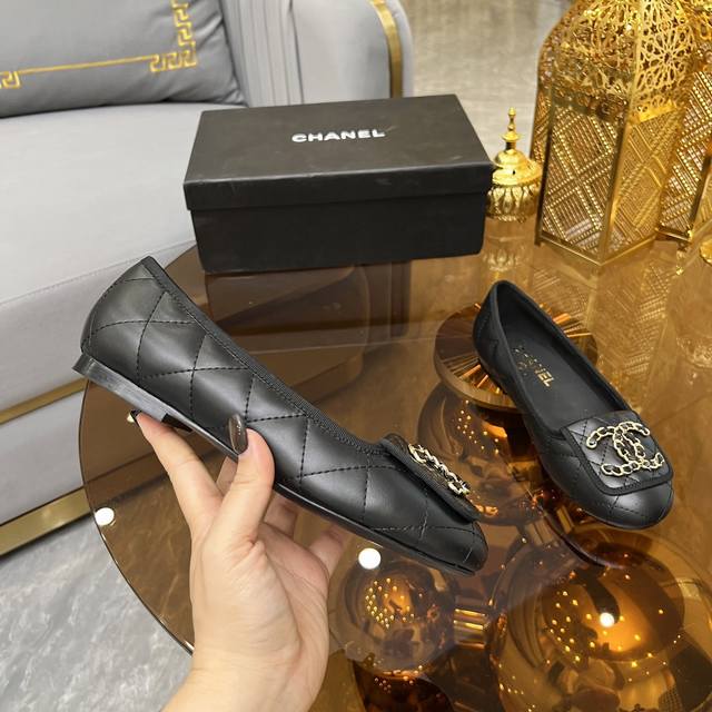 Maison Margiela x Cl flats This shoe is made of mesh and is embellished with Cl'