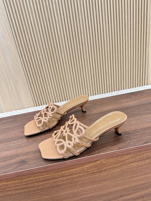 Va****Tino, highly recommend this side-hollow rivet high heel. Once launched, it