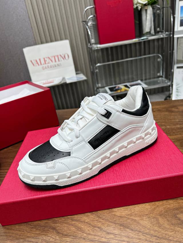 Celine's latest spring and summer Racer series Gump shoes are popular among cele