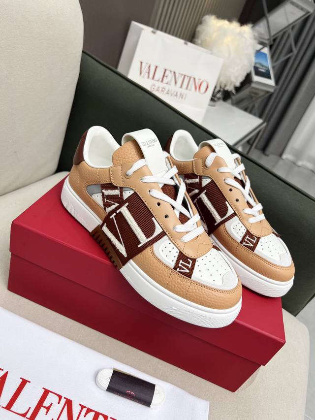 New H brand. Spring and summer. New version of pure white H-shaped palm pattern